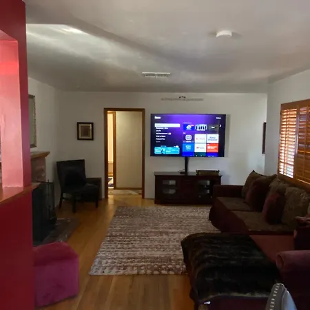 Charming Tarzana Retreat - Cozy 2 Bedroom Home